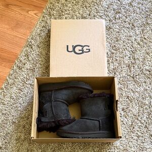 Rarely Worn Kid’s UGG Boots 🤍